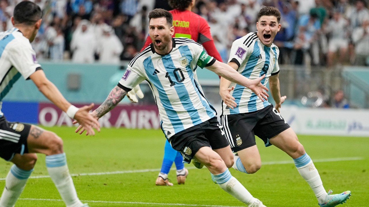 Canelo slams Messi for ‘cleaning the floor’ with Mexico  jersey